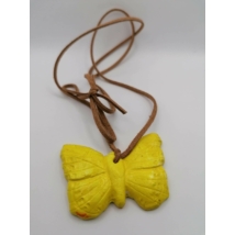 Barna színű bőrszíjra fűzött sárga színű pillangó.