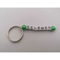 Ezüstszínű kulcskarikáról lelógó Kelemen szó betűgyöngyökből, két oldalán egy-egy gömbalakú, zöld gyönggyel. A betűgyöngyök kockaalakúak, fehér alapon feketék, elforgatva is ugyanazt mutatják.