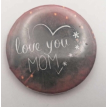 Köralakú kitűző bordó háttéren fehér szívbe foglalt felirattal: I love you MOM.
