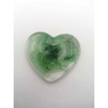 Nagyméretű sima felületű szív: kavargó sötétzöld áttetsző háttéren.
