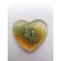 Nagyméretű sima felületű szív kevert színekben: áttetsző háttéren zöld-fehér és naranccsárga minta, virághoz hasonló.