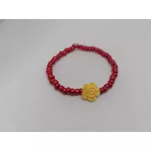 4 mm-es, piros, gömbalakú gyöngyökből fűzött karkötő, citromsárga színű rózsagyönggyel.