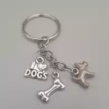 Ezüstszínű kulcskarikáról láncon lóg le három különböző szinten három külöböző medál: I szív dogs, csont és egy yorki.