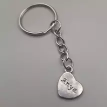 Ezüst kulcskarikára fűzött kulcstartó ezüstszínű, szívalakú anya feliratú medállal. 