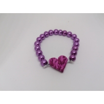 8 mm-es, lila, gömbalakú gyöngyökből fűzött karkötő, rózsaszín színű szív medállal.