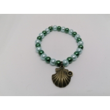 8 mm-es, világoskék-zöld, gömbalakú gyöngyökből fűzött karkötő, bronzszínű kagyló medállal.