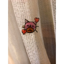 Cica feje látható felette egy rózsaszín szív van. Bajsza alatt szintén egy szív van. Bajsza narancssárgára van festve. Rajzért köszönet : flaticon.com