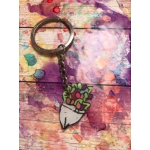 Ezüst kulcskarikán ezüst lánc lóg, egy csokor rózsaszín virágot ábrázol zöld színű levelekkel.