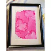 Fekete téglalap alakú keretben, fehér passzpartuval nonfiguratív festmény: rózsaszín minta óriási buborékokkal.