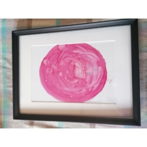 Fekete téglalap alakú keretben, fehér passzpartuval nonfiguratív festmény: rózsaszín, rózsaszerű minta.