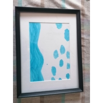 Fekete téglalap alakú keretben, fehér passzpartuval festmény: kék, hullámzó víz és felhők.