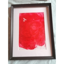 Fekete téglalap alakú keretben, fehér passzpartuval nonfiguratív festmény: piros, egész képet kitöltő minta.