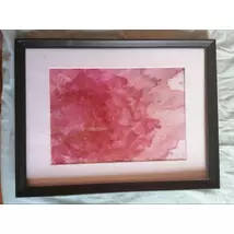 Fekete téglalap alakú keretben, fehér passzpartuval nonfiguratív festmény: rózsaszín folt.