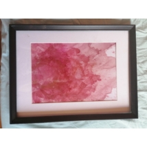 Fekete téglalap alakú keretben, fehér passzpartuval nonfiguratív festmény: rózsaszín folt.