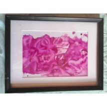 Fekete téglalap alakú keretben, fehér passzpartuval nonfiguratív festmény: rózsaszín, fodrozódó folt.