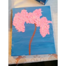 Téglalap festővászonra akril pasztával készült cseresznye fa virágzást ábrázol, lombkoronája kitapintható, rózsaszín színnel festve.
