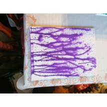 Téglalap festővászonra festett,vizipisztollyal lőt lila festékkel.