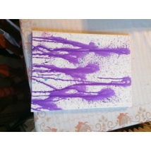 Téglalap festővászonra festett,vizipisztollyal lőt lila festékkel.
