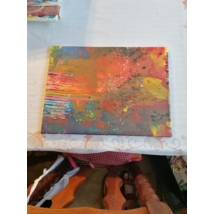 Téglalap festővászonra festett zsírkréta olvasztásos technikával készült festmény. Fent kitapinthatóak a zsírkréták, piros és sárga színei vannak.