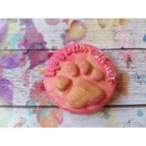 Köralakú alapra készített hűtőmágnes tapintható mancs mintával. A felirat: Life is better with cats. Az egész rózsaszínes-barnás színre van festve.