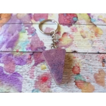 Ezüstszínű kulcskarikáról lelógó láncon kulcstartó: pizzaszelet alakú, tele apró lila bogyókkal.