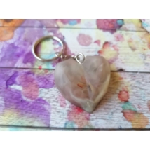 Ezüstszínű kulcskarikáról lelógó láncon kulcstartó: kristályos, 3D szív forma szürkés-barnás kavargó színben.