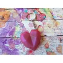 Ezüstszínű kulcskarikáról lelógó láncon kulcstartó: 3D kristályos szív, mélyrózsaszín színben. 
