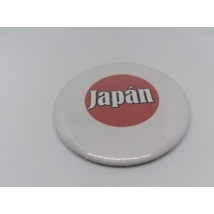 Köralakú hűtőmágnes zászlóval, fehér Japán felirattal.
