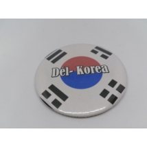 Köralakú hűtőmágnes zászlóval, fehér Dél-Korea felirattal.