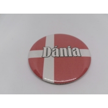 Köralakú hűtőmágnes zászlóval, fehér Dánia felirattal.