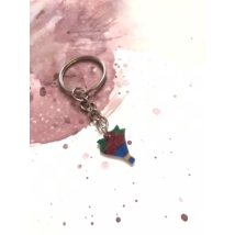 Ezüstszínű kulcskarikáról láncon lóg le egy rózscsokor.