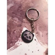 Ezüstszínű kulcskarikáról láncon lóg le egy panda.
