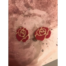 Zsugorka alapon nyomtatott piros rózsa.