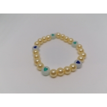 6 mm-es, sárga, gömbalakú gyöngyökből fűzött karkötő, helyenként fehér alapon kék vagy zöld szíves gyöngyökkel, aminek a fehér része foszforeszkál.