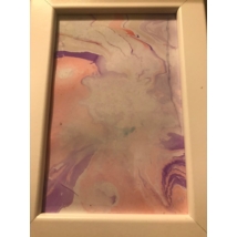 Téglalapalakú, fehér keretben márványozott, összefolyó színekből álló festmény. Halványrózsaszín alapon lila és szürke minta.