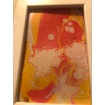 Téglalapalakú, fehér keretben márványozott, összefolyó színekből álló festmény. Piros-sárga színes alapon fehér foltos minta.