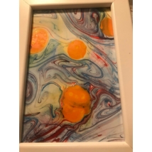 Téglalapalakú, fehér keretben márványozott, összefolyó színekből álló festmény. Többféle kék árnyalatból fodrózódó minta narancssárga foltokkal.