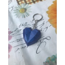 Ezüst kulcskarikán lánc, rajta szemes csavarral rögzített gyantakulcstartó. Kékszínű szívet formáz.