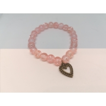 8 miliméteres, rózsaszín roppantott üveg gyöngyökből fűzött karkötő, középen bronzszínű szív medállal.