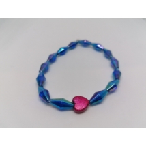 Kék, hosszúkás duplakúp  gyöngyökből fűzött karkötő, középen rózsaszín, csillogós szívvel.
