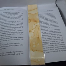 Téglalap alakú könyvjelző sárga, bársonyos mintával.