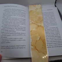 Téglalap alakú könyvjelző halvány narancssárga, bársonyos mintával.