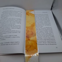 Téglalap alakú könyvjelző, narancssárga bársonyos mintával.
