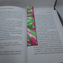 Téglalap alakú könyvjelző, fehér alapon világoszöld és rózsaszín, cikkcakkos minta.
