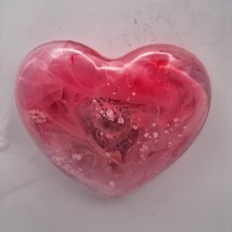 Szív alakú mágnes, amelyen erőteljes pink szín dominál, finom fehér foltokkal. A színek intenzíven keverednek, virágzó hatást keltve.
