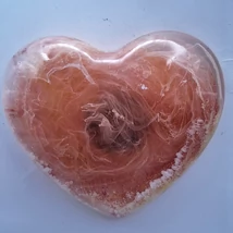Szív alakú mágnes, áttetsző, halvány rózsaszín árnyalatokkal, belső részén szép szírmintázatú, lila központtal.