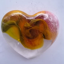 Az arany, sárga és rózsaszín színek lágy keveredése dominál, ami egy dinamikus, mégis finom hatást kelt. A színek szinte táncolnak, miközben a sárga és rózsaszín fokozatosan összeolvadnak.