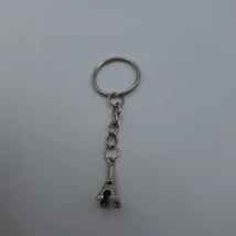 Ezüstszínű kulcskarikáról lánc lóg le, rajta ezüstszínű Eiffel-torony medál, ami háromdimenziós.