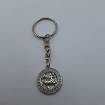 Ezüstszínű kulcskarikáról lánc lóg le, rajta karikában horoszkóp medál. Kívül a 12 hónap jele, belül az aktuális jelkép.