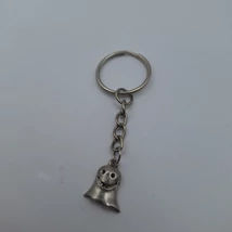 Ezüstszínű kulcskarikáról lánc lóg le, rajta ezüstszínű mosolygó szellem medál.